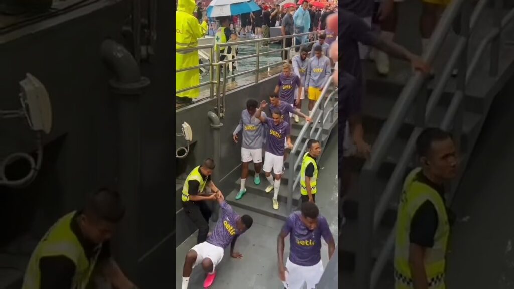 😱🇸🇳 La glissade de Pape Matar Sarr, c'est chaud ! #football #senegal #funny #tottenham #shorts #fun