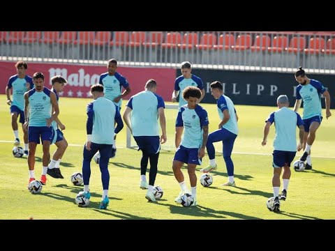 PRESENTACIÓN DE AXEL WITSEL Y EL  MACHAQUE CONSTANTE A MORATA POR PARTE DE ALGUNOS AFICIONADOS.