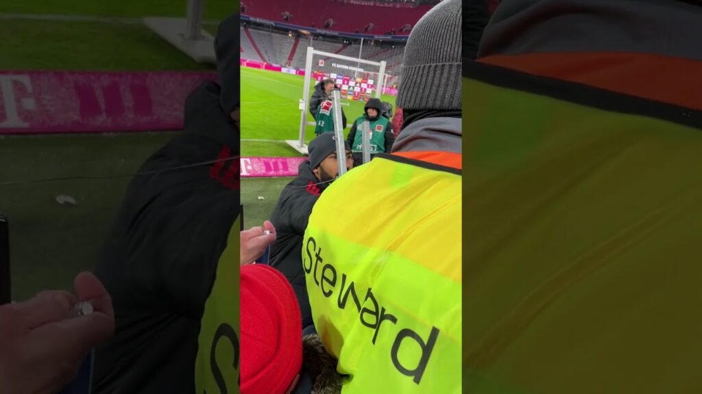 Eric Maxim Chuopo-Moting hat nach dem Spiel Zeit für Fans und Witze