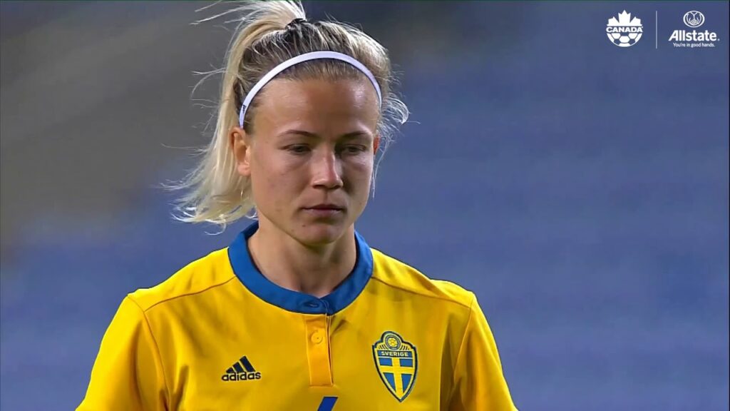 Stephanie Labbé wins 2019 Allstate Good Hands® Award