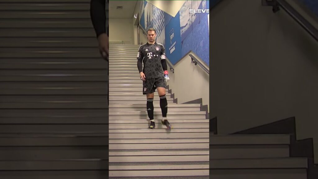 Neuer a dar o exemplo 💪 És dos que vai pelas escadas ou pelas escadas rolantes? 🤭
