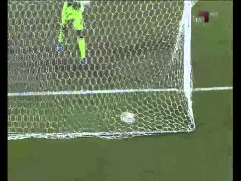 عبدالكريم حسن يسجل هدفا من منتصف الملعب