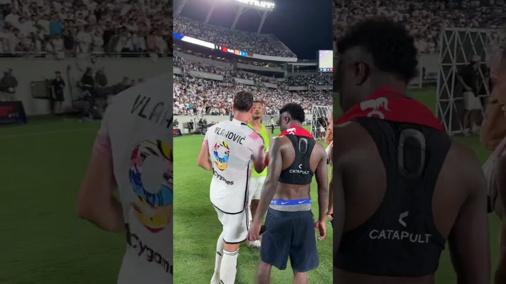 Vlahovic meets Vinicius 🤝🤍🖤 #JuveRealMadrid