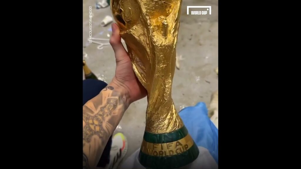 Otamendi presume la Copa del Mundo 🏆 #shorts