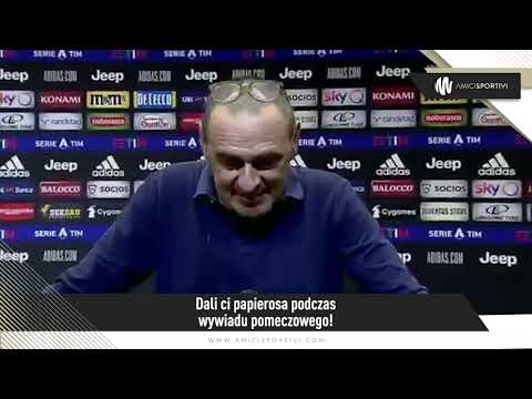 Wojtek Szczęsny podaje papierosa Sarriemu podczas wywiadu | Amici Sportivi