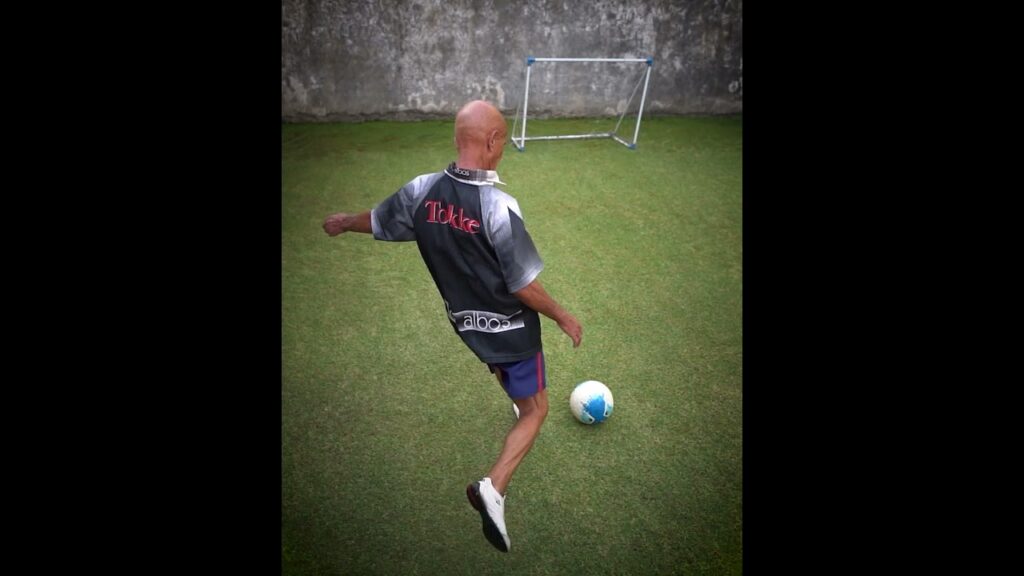 Las tomas que pidieron de Osvaldo pateando al arco.