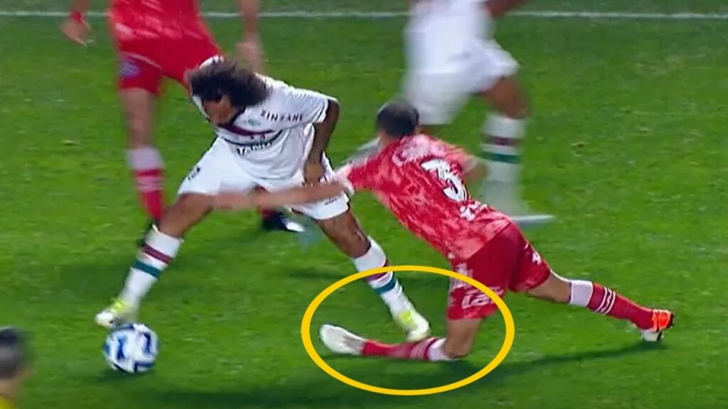 MARCELO QUEBRA A PERNA DO JOGADOR SEM QUERER DURANTE DRIBLE! FLUMINENSE X ARGENTINO JUNIORS MARCELO QUEBRA A PERNA DO JOGADOR SEM QUERER DURANTE DRIBLE! FLUMINENSE X ARGENTINO JUNIORS