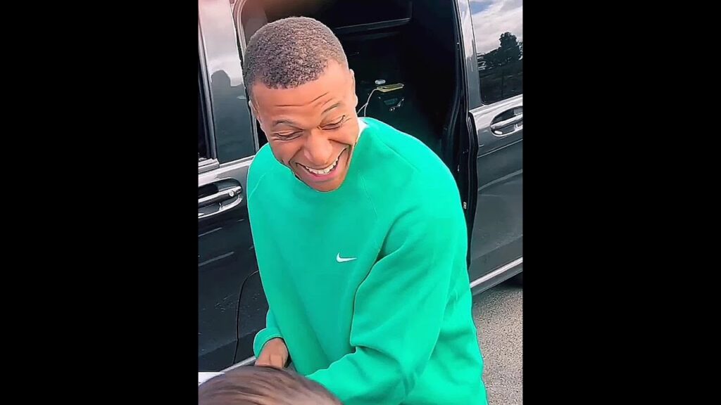 Kylian Mbappé signs autographs and takes selfies with his fans #mbappe #psg