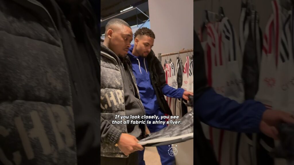 Steven Bergwijn & Devyne Rensch see the Ajax 23/24 third kit for the first time 👀