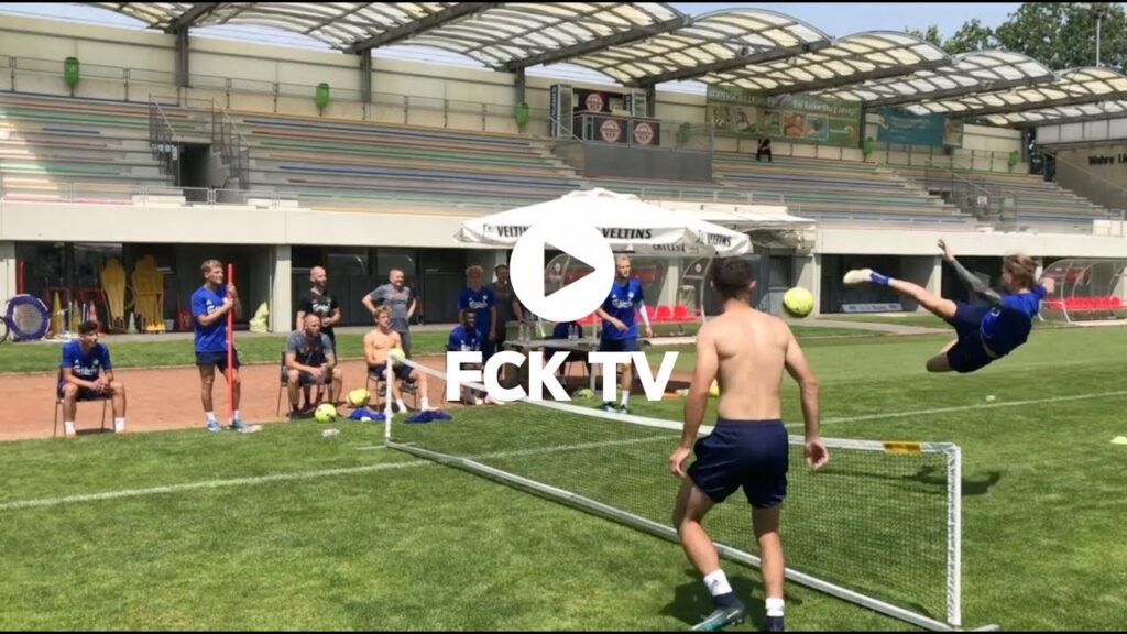 Saksespark, skænderier og stort drama: Se den forrygende fodtennis-kamp