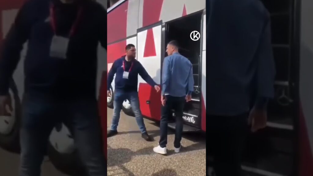 👊🏻 Ajax’lı Berghuis, takım arkadaşı Brobbey’e ırkçılık yapan bir Twente taraftarına yumruk attı.