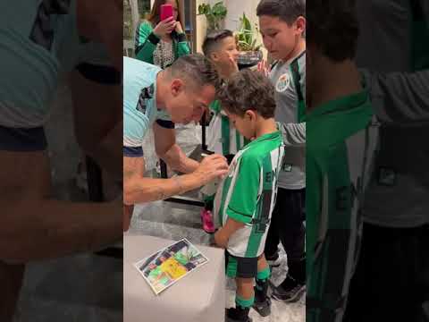 Andrés Guardado firma autógrafos en Guadalajara | Futbol | AS América