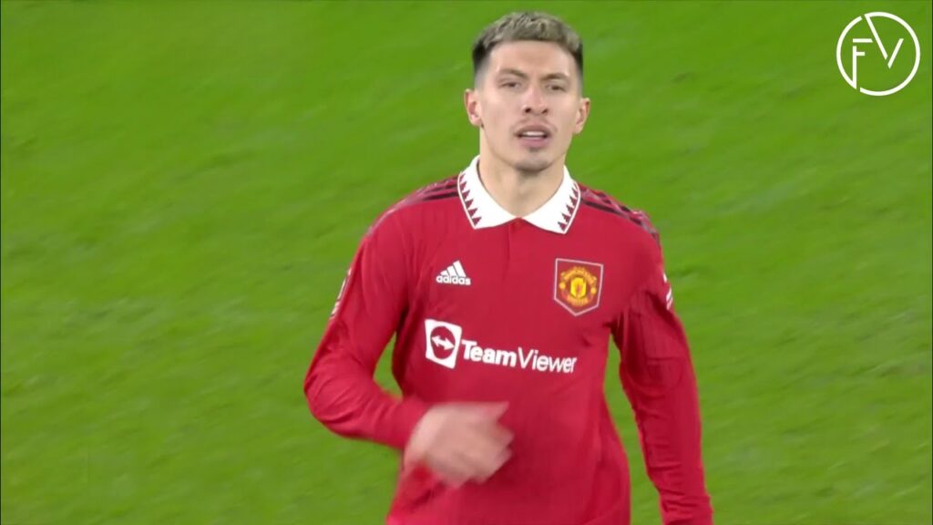 Lisandro Martinez hates when the opponent HOLDS the ball