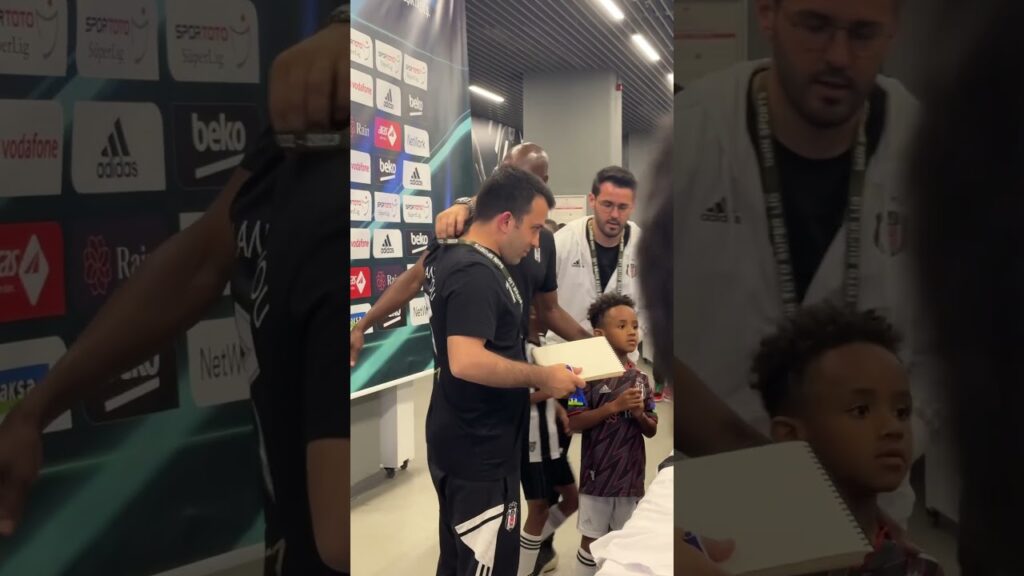 Atiba Hutchinson çocuklarıyla son basın toplantısına geldi! #futbol #beşiktaş