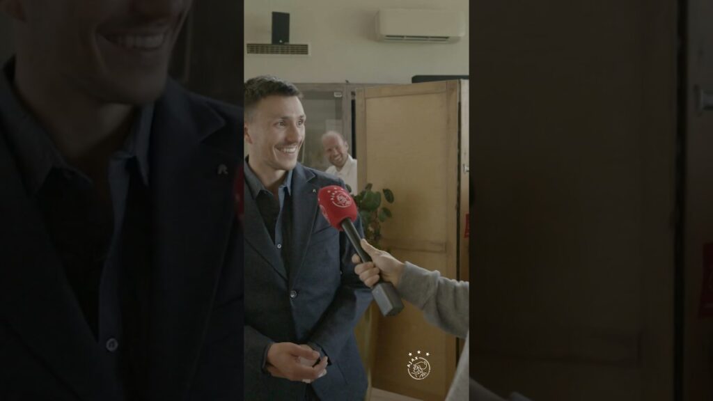 Hilarious moment with Berghuis and Klaassen 😂👨‍🎨