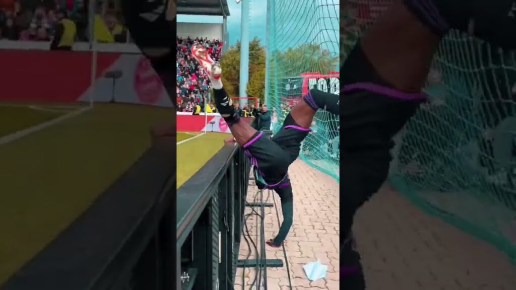 Alphonso Davies fell on concrete ground 😧😓 The Crowd: 😱 #alphonsodavies