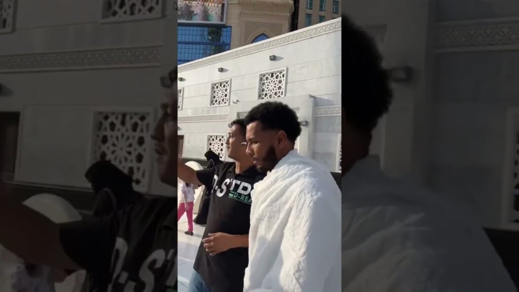 مشجع نصراوي يستفز لاعب الهلال علي البليهي أثناء تأدية مناسك العمرة