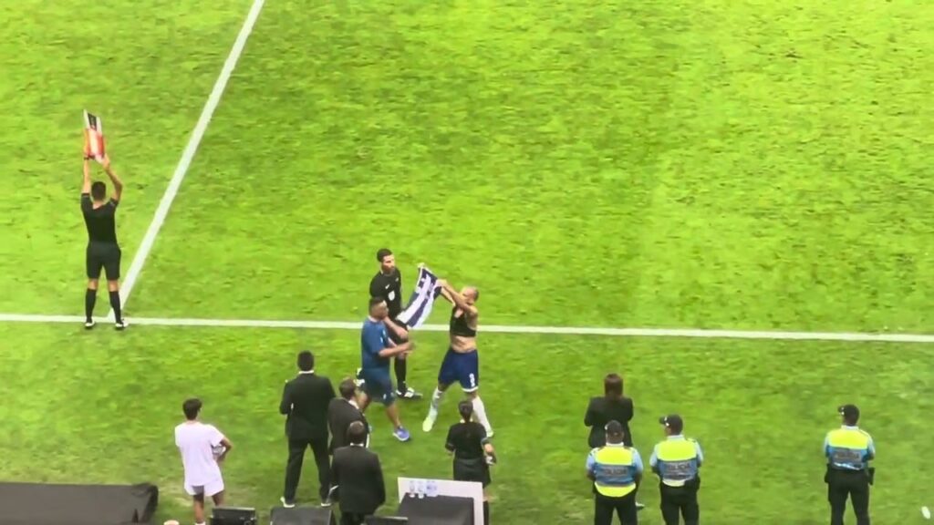 Pepe é expulse mostra a camisola aos adeptos do Benfica #fcporto #slbenfica #sipertaca