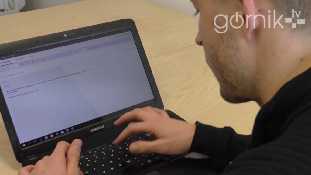 Szymon Matuszek wysyła wiadomość do kibiców