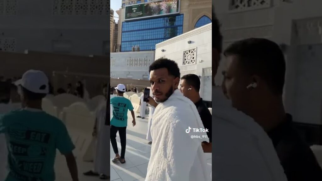 مشجع نصراوي مع علي البليهي في الحرم 😡💙
