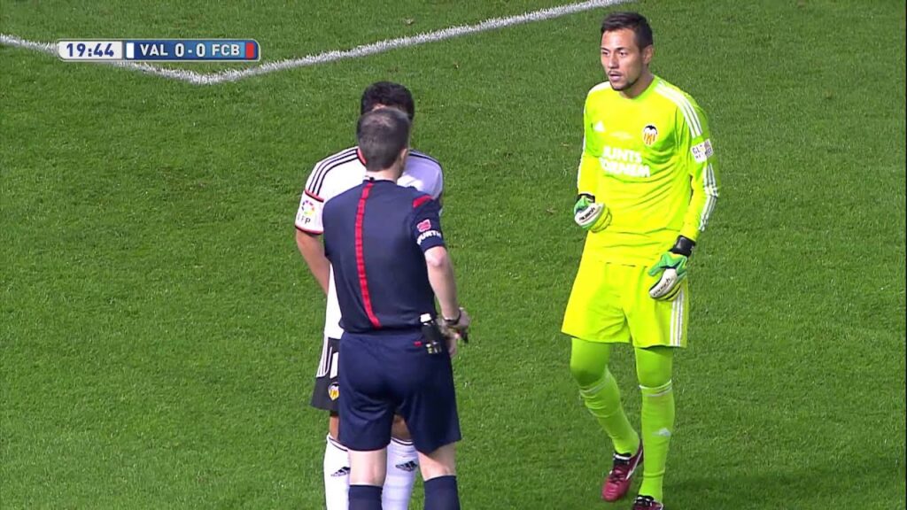 Tángana por el piscinazo de Neymar y su cabezazo a Otamendi