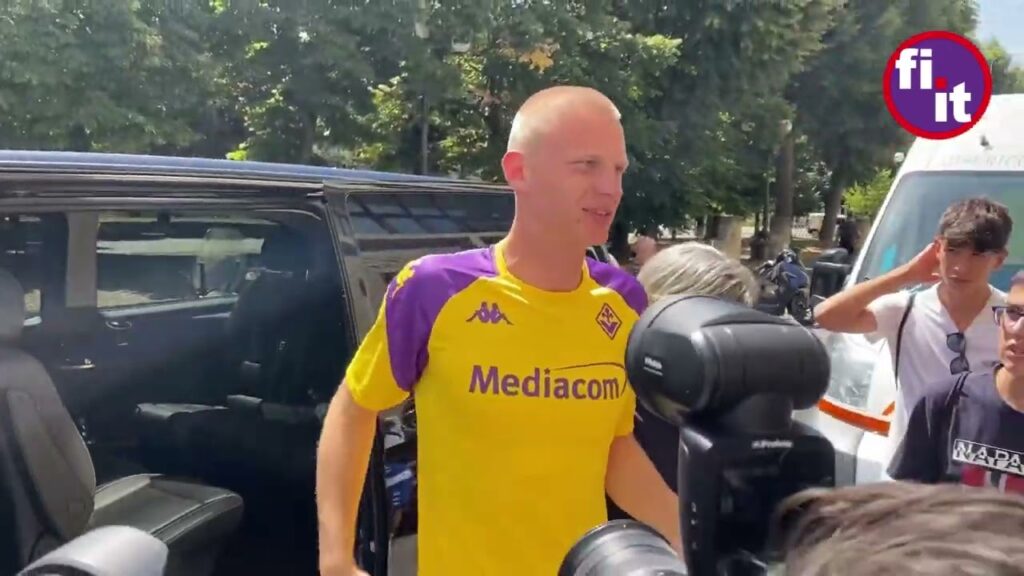 Oliver Christensen arriva per le visite mediche alla clinica Fanfani