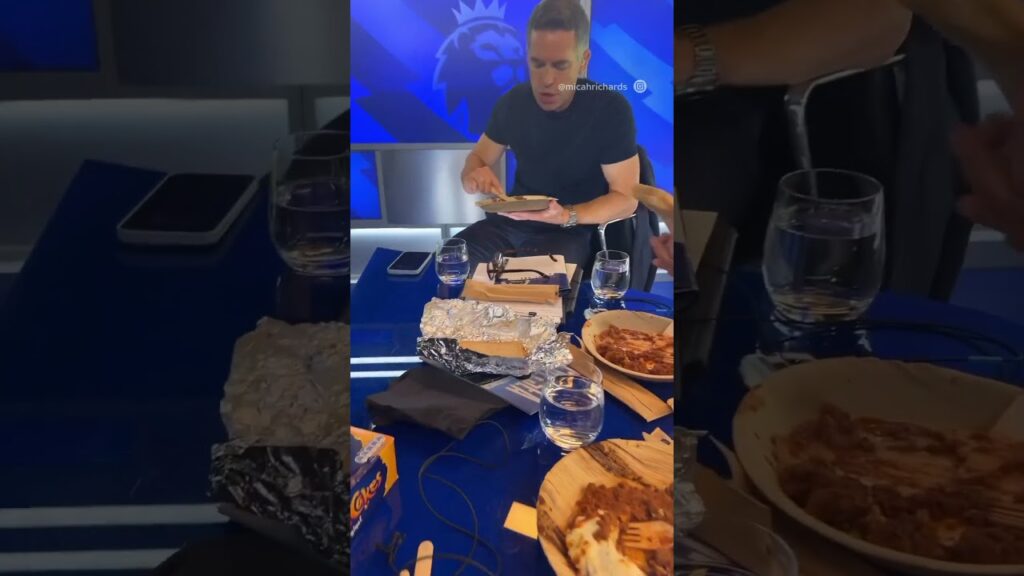 Micah not even letting Roy eat his packed lunch in peace 😂🥪