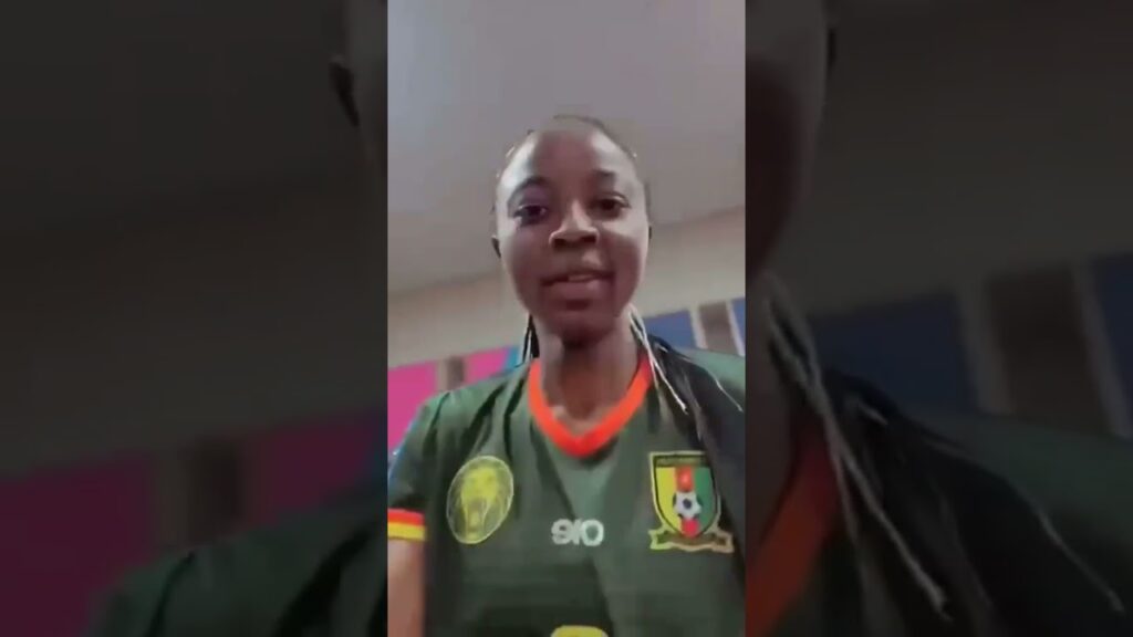 Ngo Mbeleck et Nchout Ajara célèbrent la victoire face à la Thaïlande en dansant. Le car qui part.