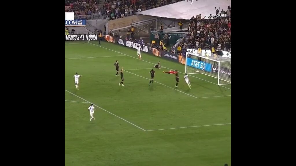 Jordi Cortizo fabrica la jugada del gol de Rogelio Funes Mori para la voltereta de Rayados