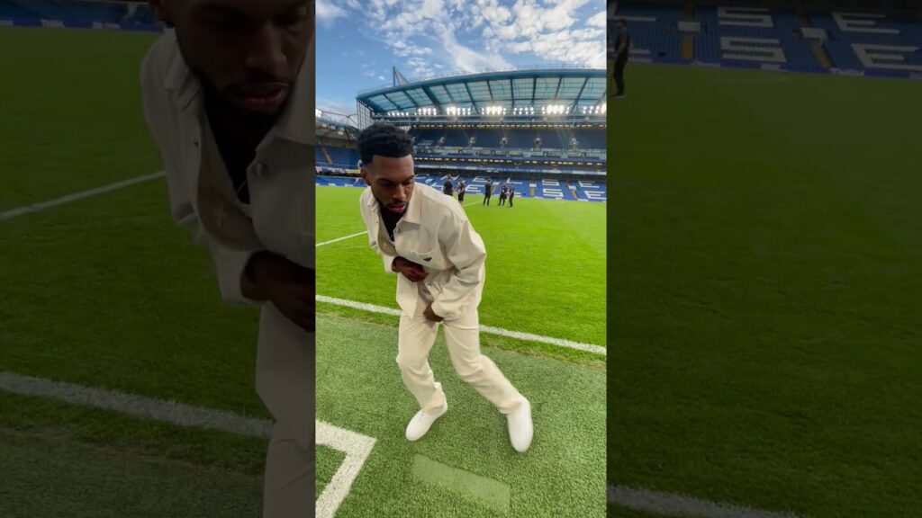 Daniel Sturridge shows us what the 'stanky leg' is on Super Sunday! 🦵