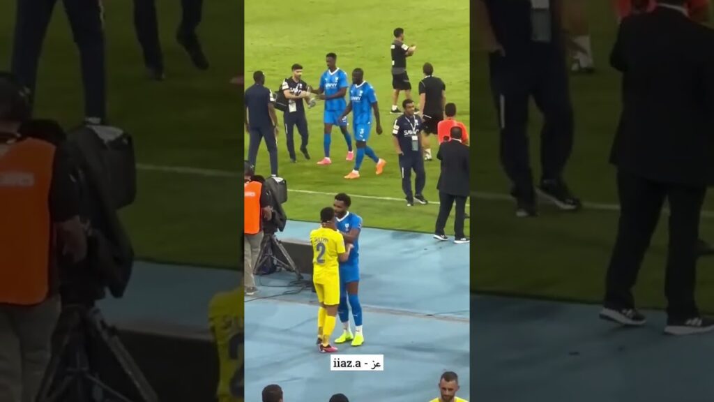 اعتذار علي البليهي لسلطان الغنام بعد نهاية الشوط الاول .