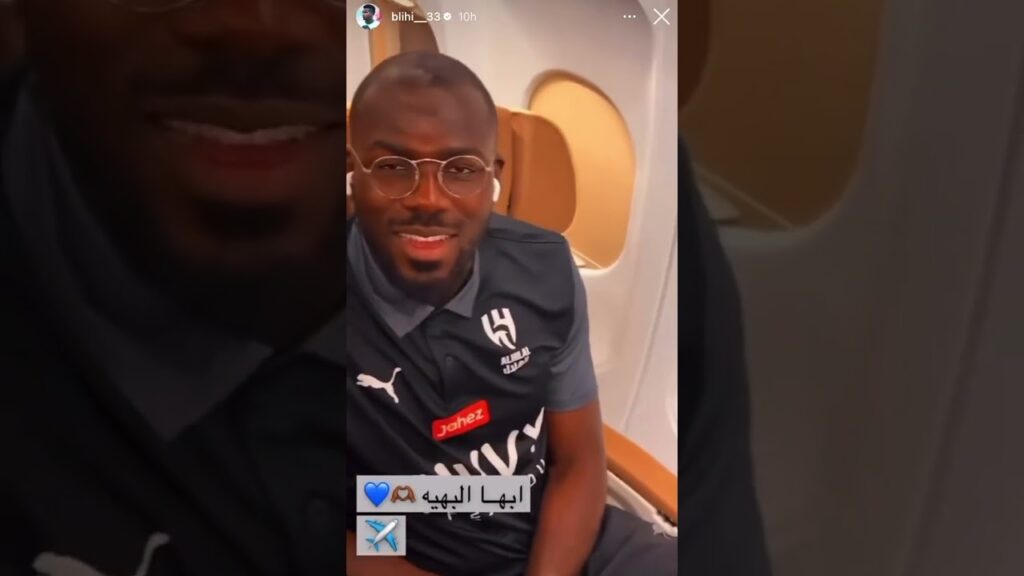 علي البليهي مع لاعبين الهلال من داخل الطائرةالمتجهة الى ابها