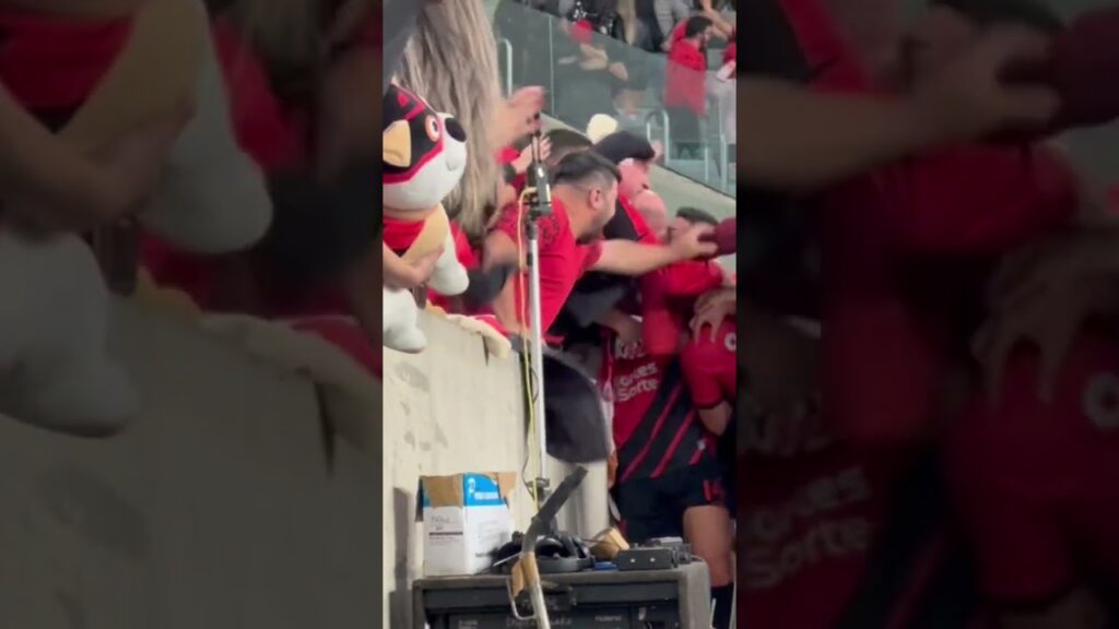 Canobbio comemora gol com a torcida! #athleticopr #atletiba