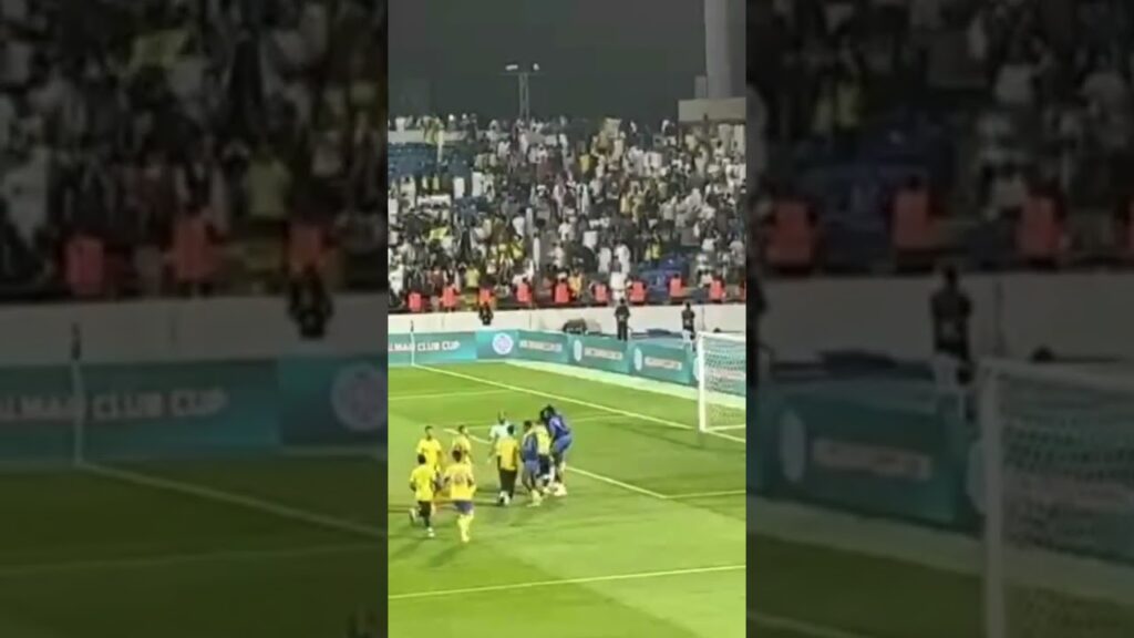 لاعبين النصر يتوجهون إلى مصافحة نواف العقيدي بعد تألقه أمام الشرطة ورونالدو رجل المباراة.