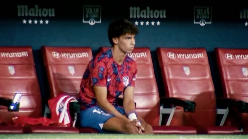 La reacción de Joao Félix en el banquillo