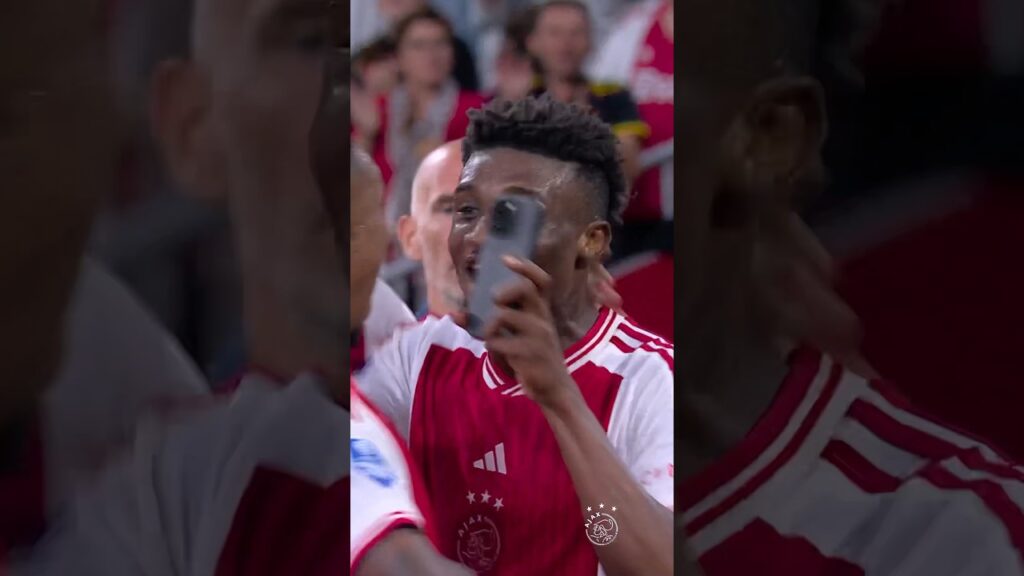 Kudus?! 😂 Starboy from Ghana randomly grabbing a phone during Steven Bergwijn his celebration 📲🤣