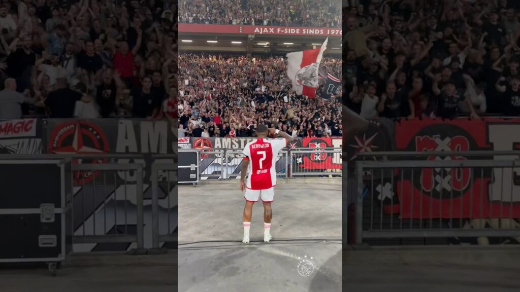 Steven Bergwijn celebrating his goal with the FANS! 🔥🫡