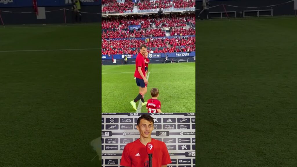 Budi y los 'mini Budis'. 🤚👦🏻✋ #osasuna #laligasantander #laliga