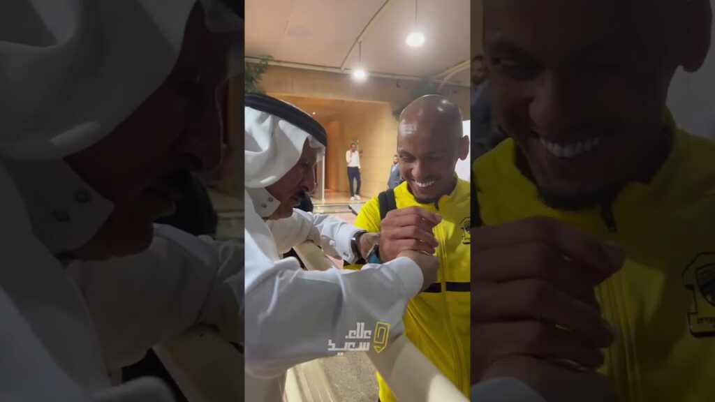 O FABINHO DERRUBOU O PRESENTE DO JORNALISTA SAUDITA! KKKKKKKKKKK #shorts