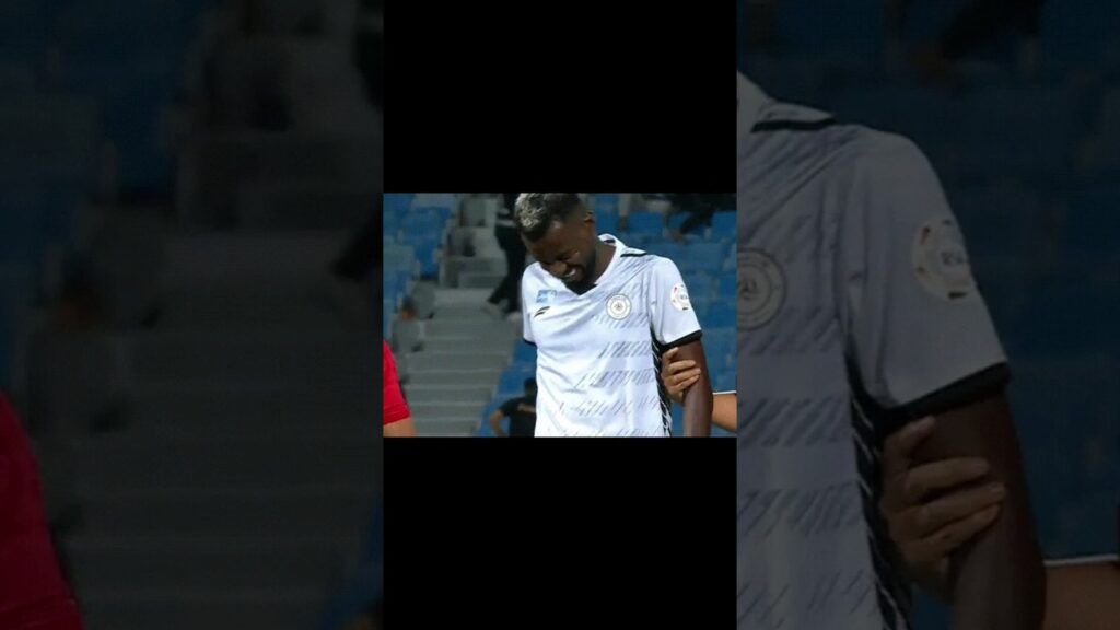 ‏إصابة قوية لحسان تمبكتي لاعب ‎الشباب يغادر على إثرها المباراة أمام الاخدود