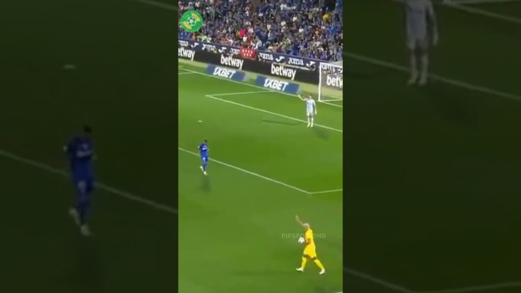 Ronald Araujo (FC Barcelona) unintentionally catches pass with his hands!