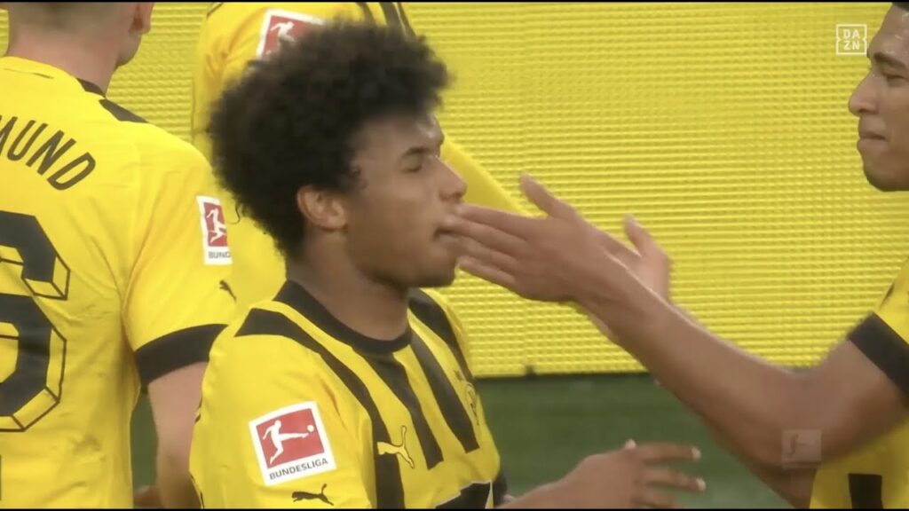 Adeyemi kassiert Meister-Slaps von Bellingham 👋🏼 #SplashZone