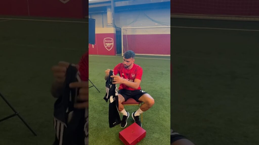 Special delivery for David Raya!