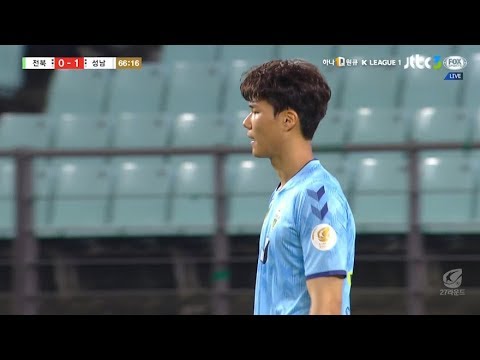 [K리그] 박태준의 빠른 돌파에 이은 슈팅을 막아내는 GK송범근의 슈퍼 세이브