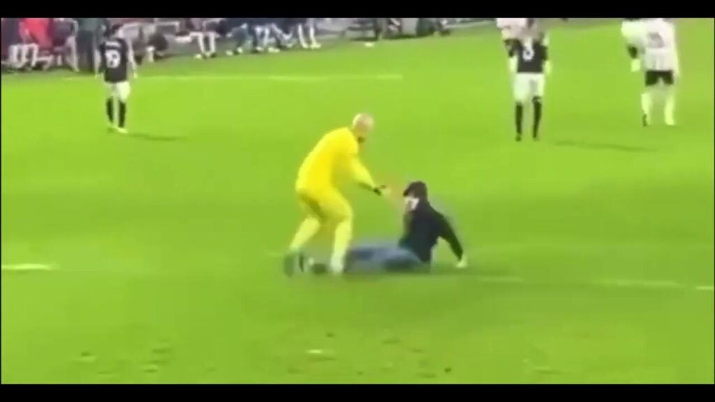 Agression du gardien du FC Séville par un supporter du PSV Eindhoven , Ligue Europa , en Vidéo