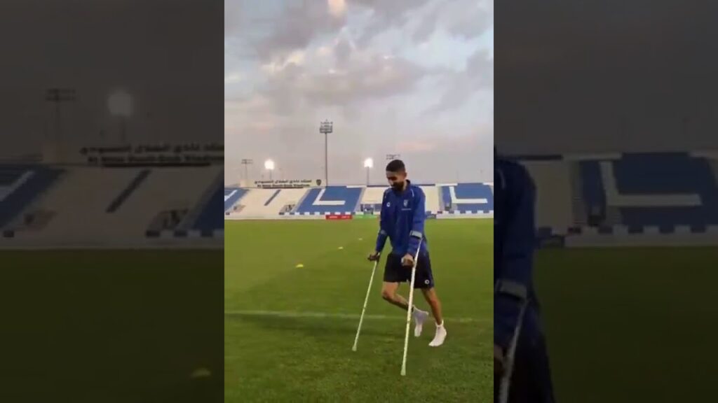 نجم #الهلال المصاب #سلمان_الفرج يظهر داخل الملعب بالعكازين