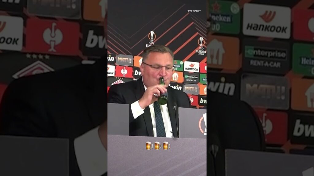 SZEF! MICHNIEWICZ Z PIWEM NA KONFERENCJI PO SPARTAK - LEGIA 😂 #SHORTS