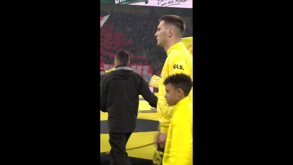 Schlotterbeck singt mit. 😜 #shorts