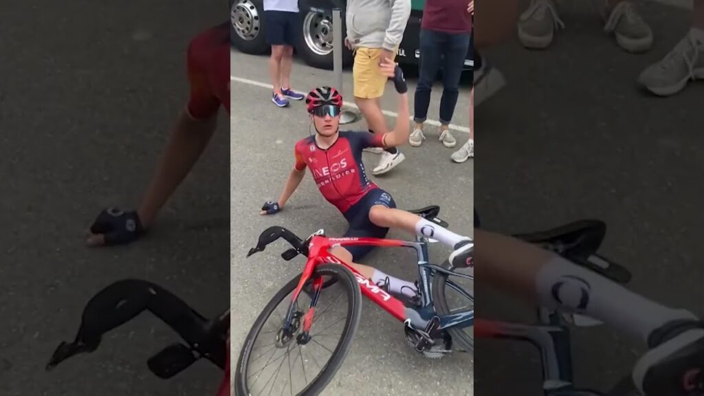 😤La gamelle évitable de Carlos Rodriguez #shorts #tourdefrance #fail #cycling #cyclisme #fails #tdf