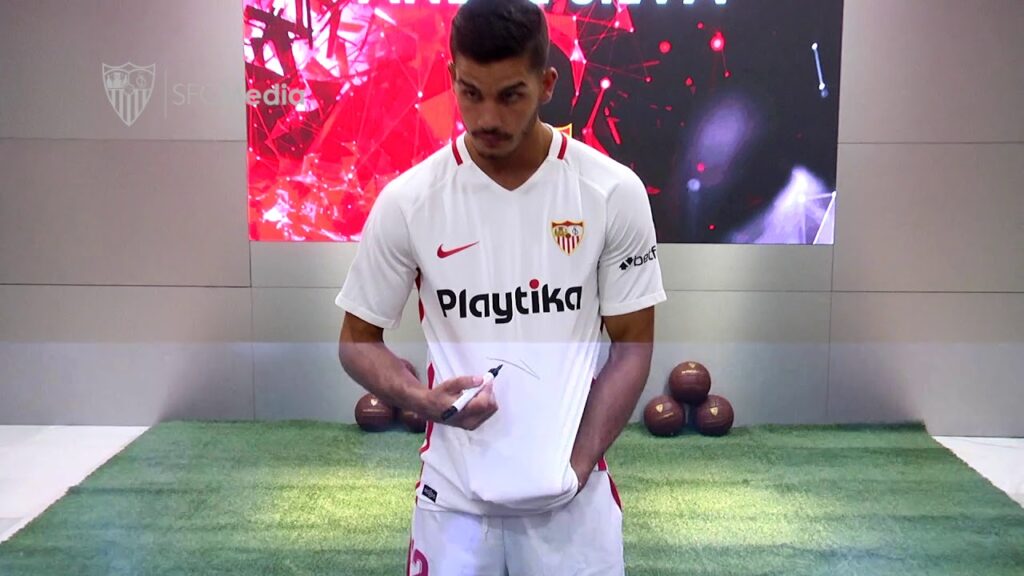 André Silva posa con la camiseta del Sevilla FC en su presentación